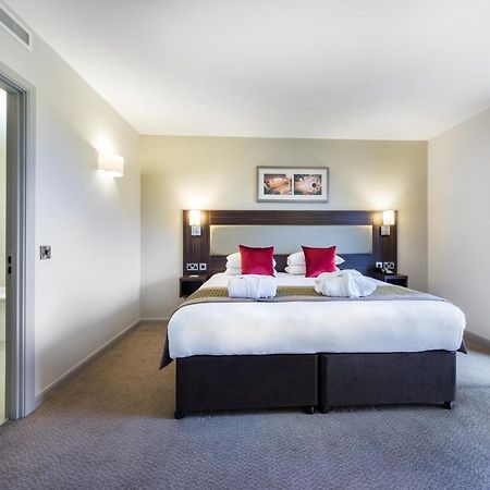 Heston Hyde Hotel Хаунслоу Екстериор снимка