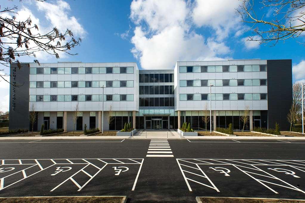 Heston Hyde Hotel Хаунслоу Екстериор снимка