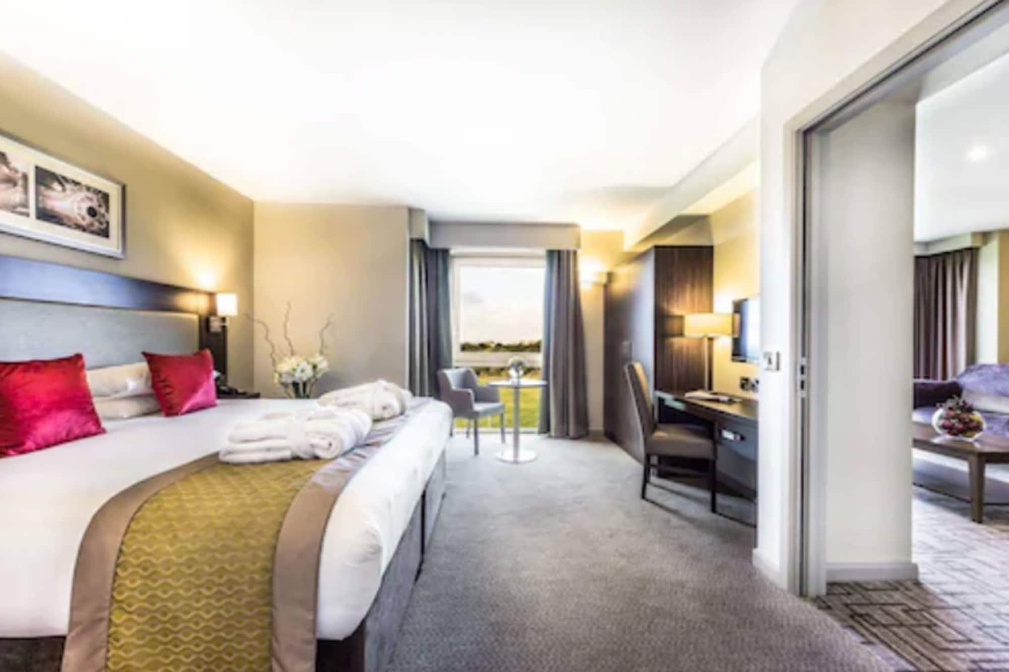 Heston Hyde Hotel Хаунслоу Екстериор снимка