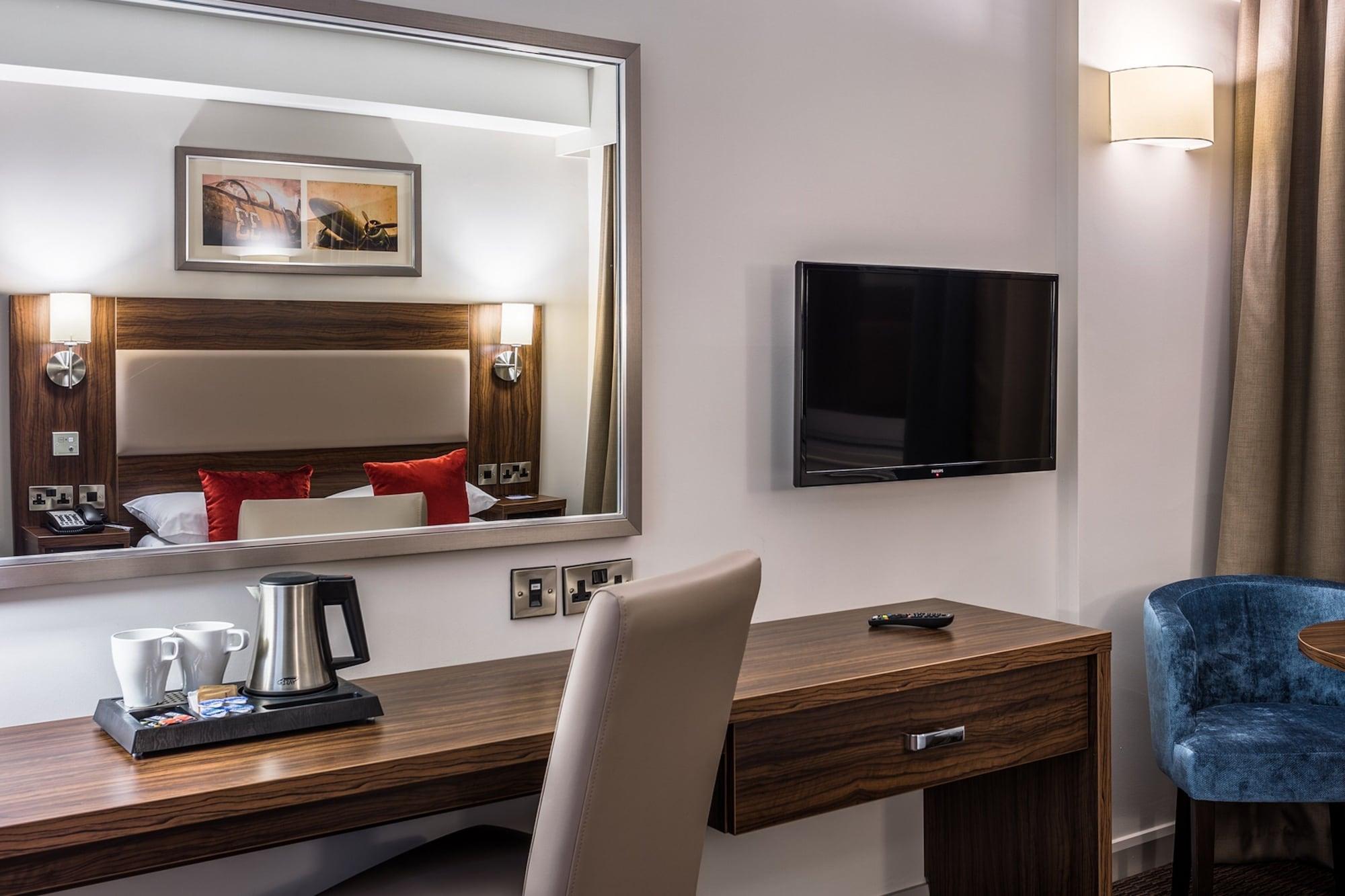 Heston Hyde Hotel Хаунслоу Екстериор снимка
