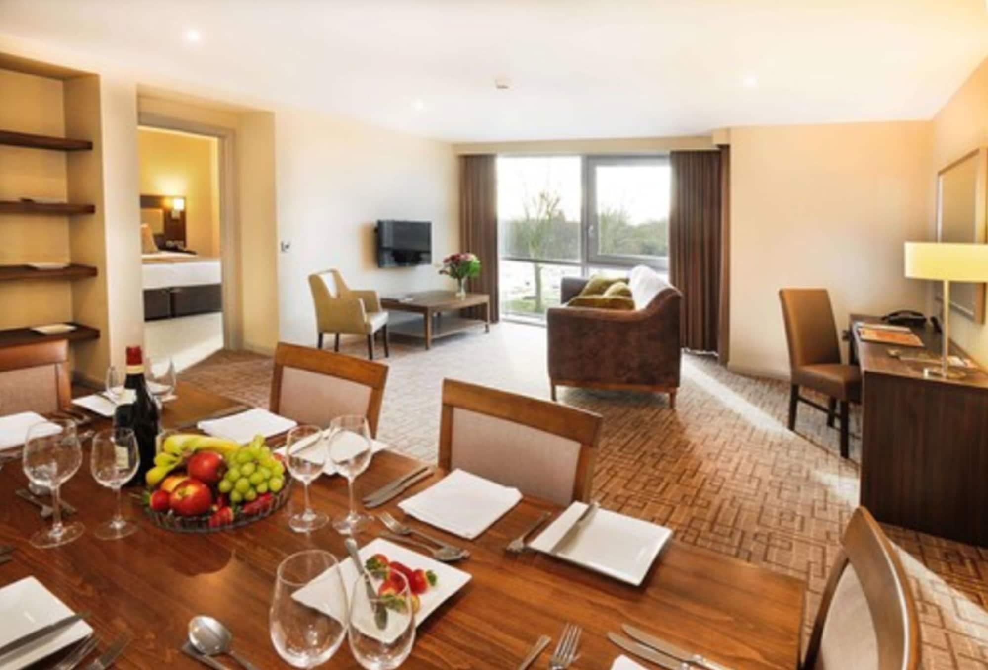 Heston Hyde Hotel Хаунслоу Екстериор снимка
