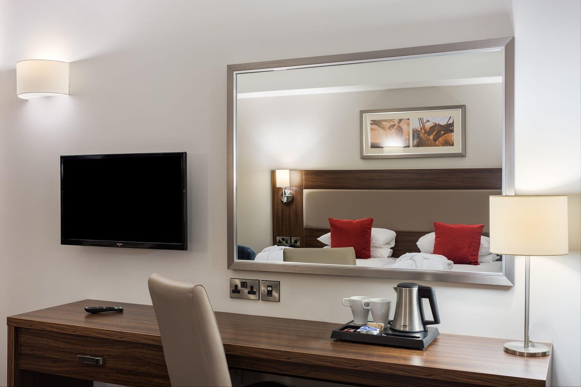 Heston Hyde Hotel Хаунслоу Екстериор снимка
