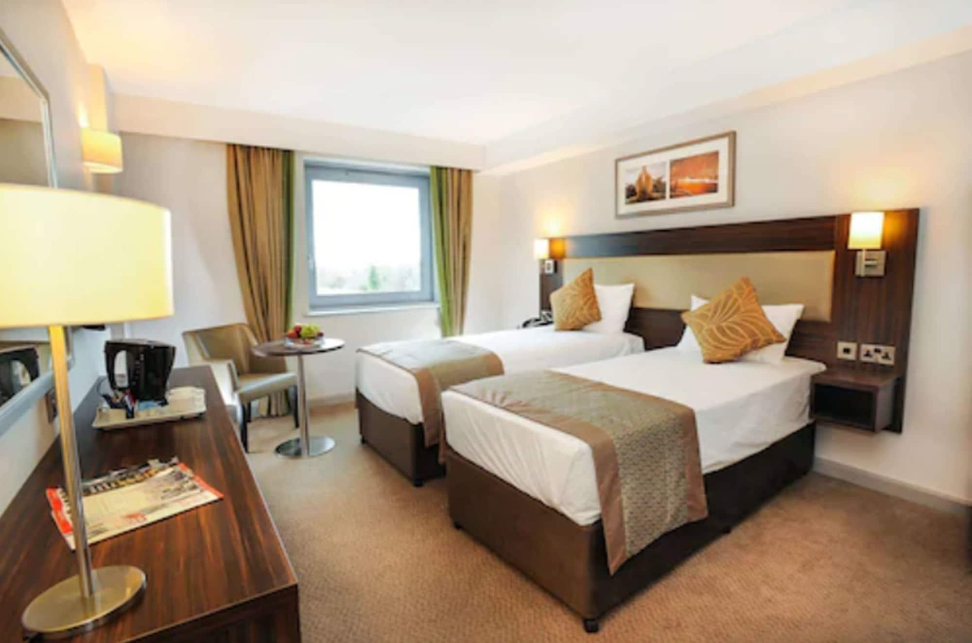 Heston Hyde Hotel Хаунслоу Екстериор снимка