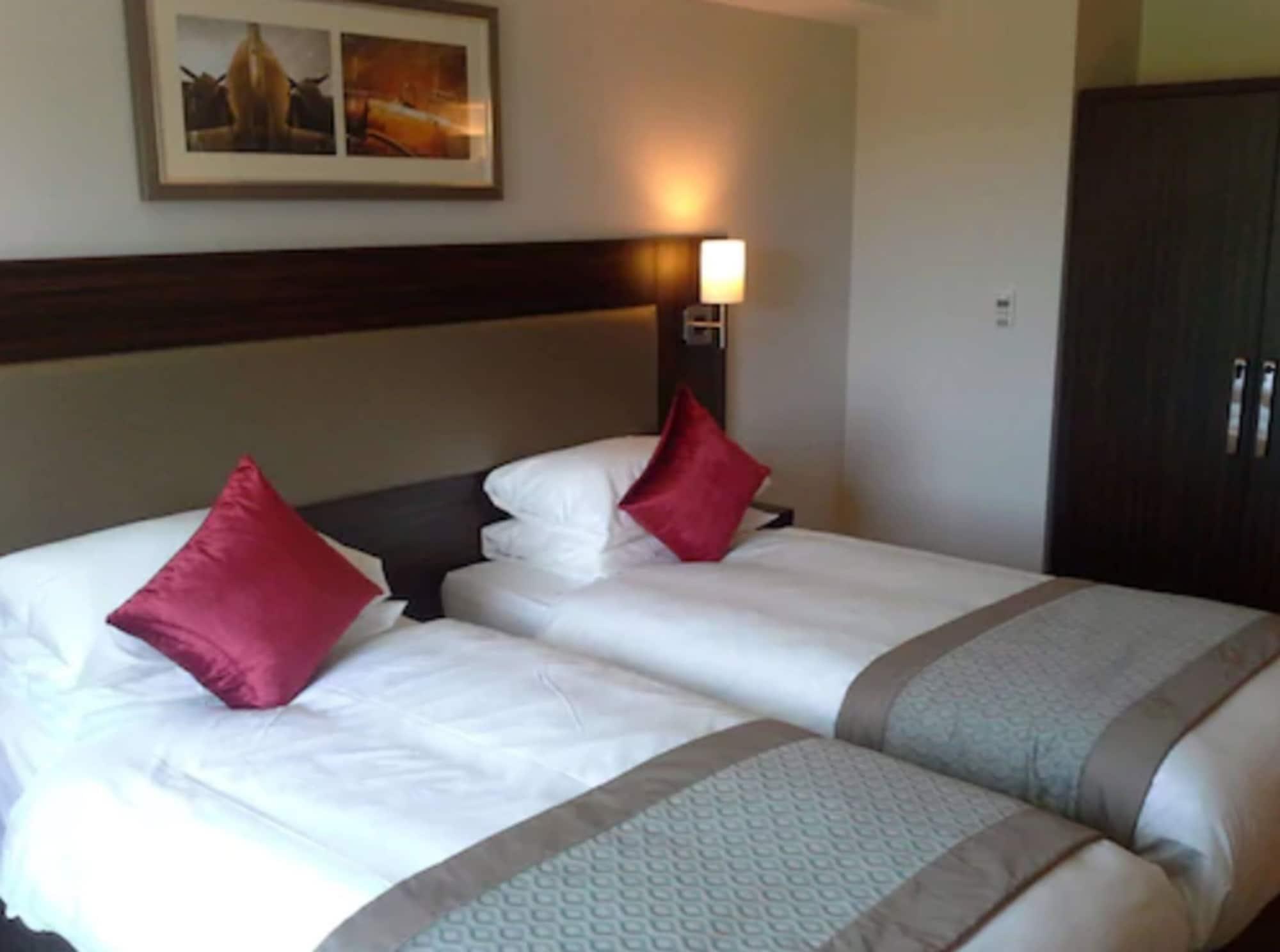 Heston Hyde Hotel Хаунслоу Екстериор снимка
