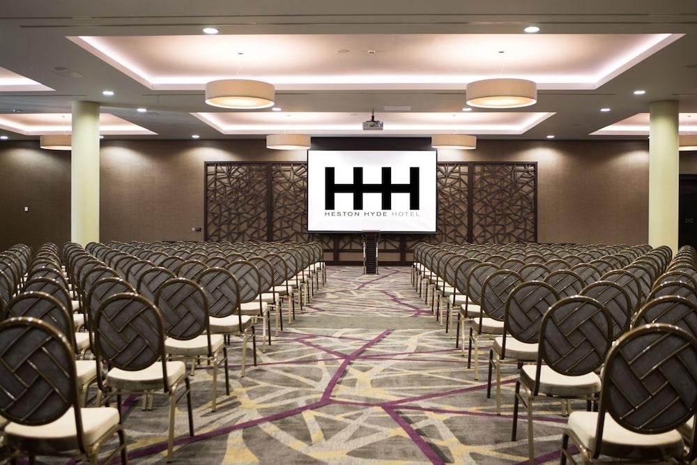 Heston Hyde Hotel Хаунслоу Екстериор снимка