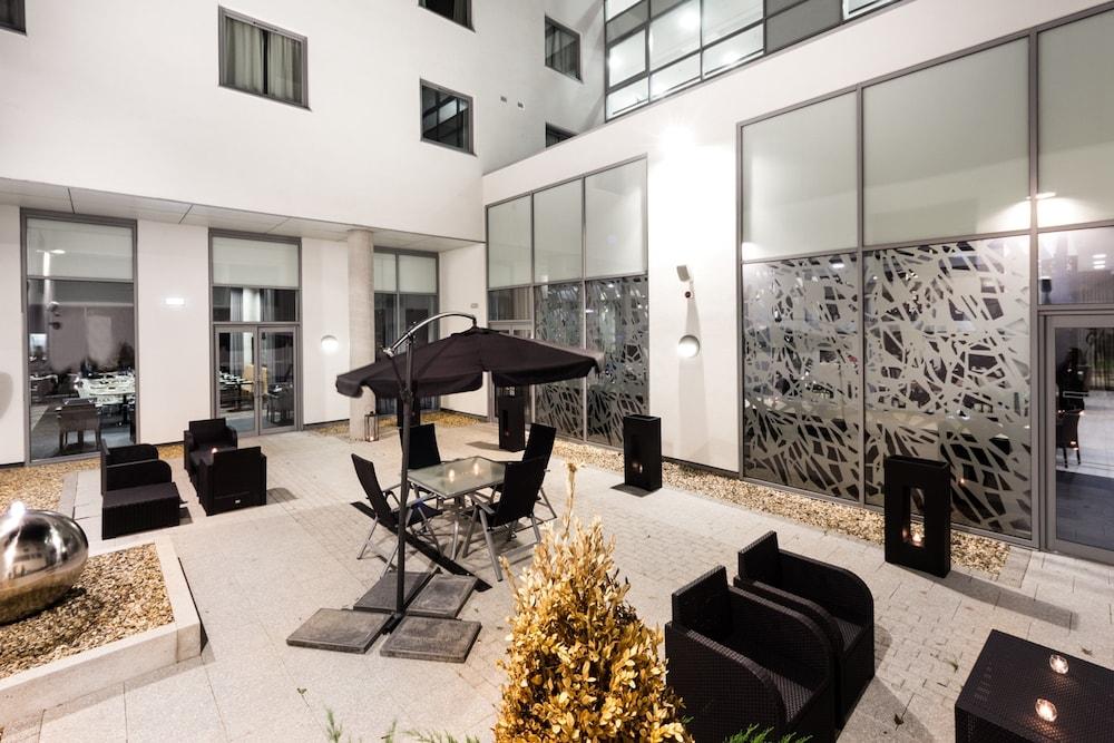 Heston Hyde Hotel Хаунслоу Екстериор снимка
