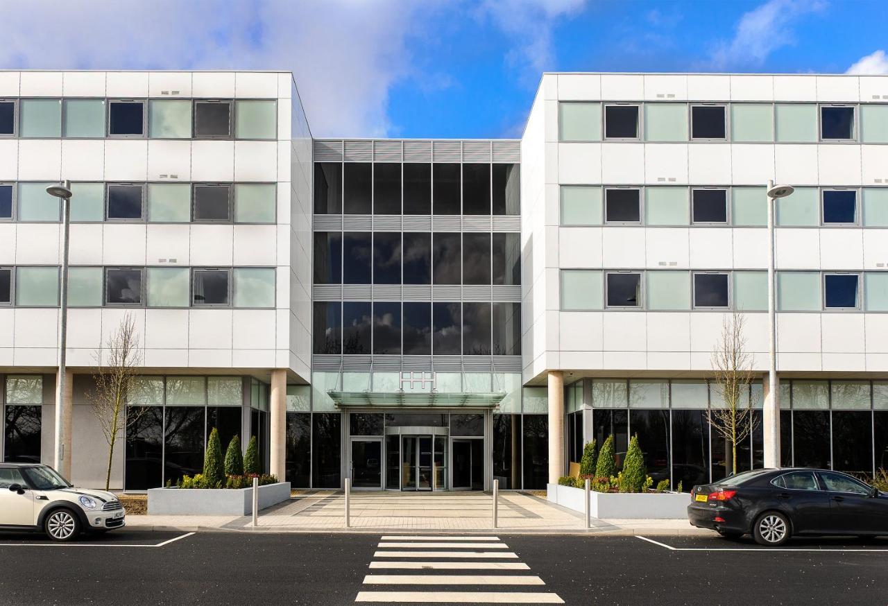 Heston Hyde Hotel Хаунслоу Екстериор снимка