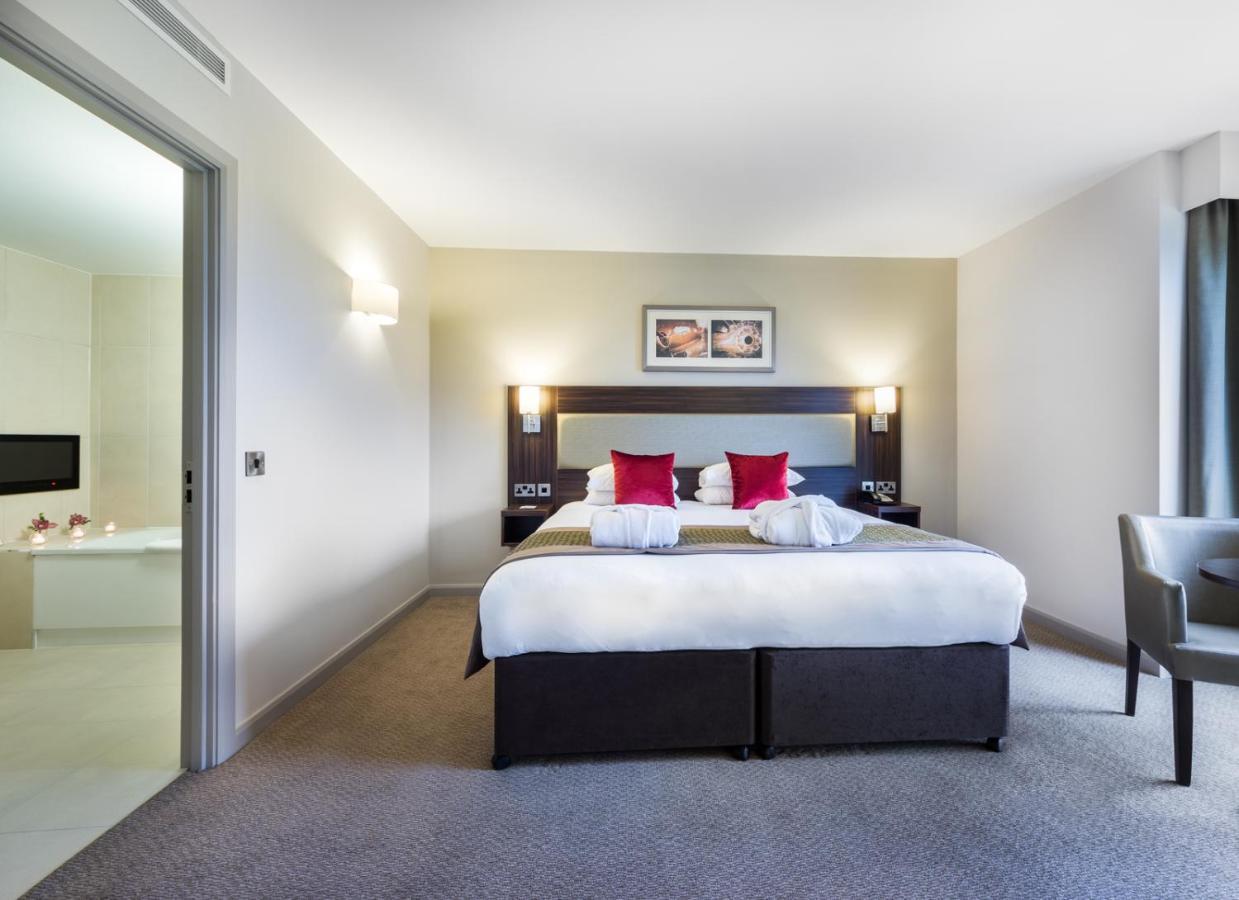 Heston Hyde Hotel Хаунслоу Екстериор снимка