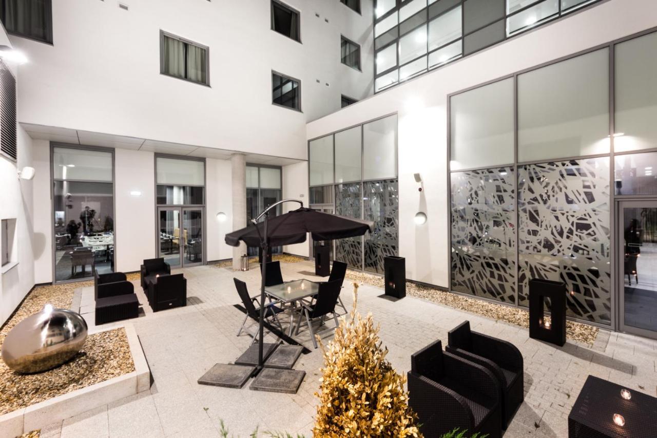 Heston Hyde Hotel Хаунслоу Екстериор снимка
