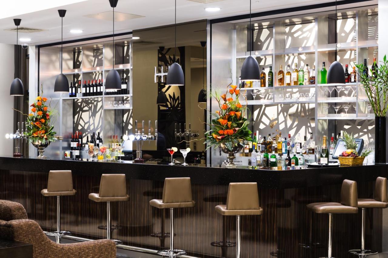 Heston Hyde Hotel Хаунслоу Екстериор снимка