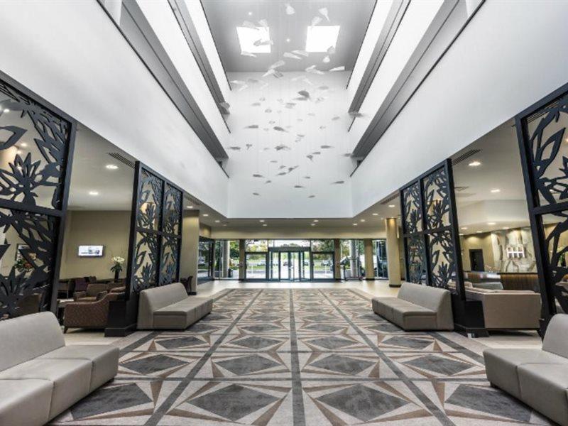Heston Hyde Hotel Хаунслоу Екстериор снимка