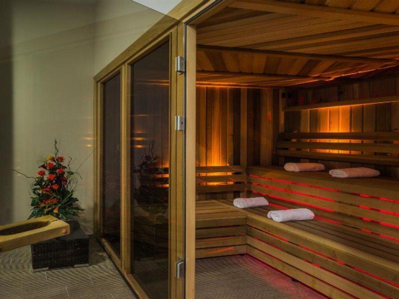 Heston Hyde Hotel Хаунслоу Екстериор снимка