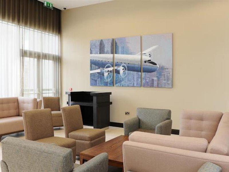 Heston Hyde Hotel Хаунслоу Екстериор снимка