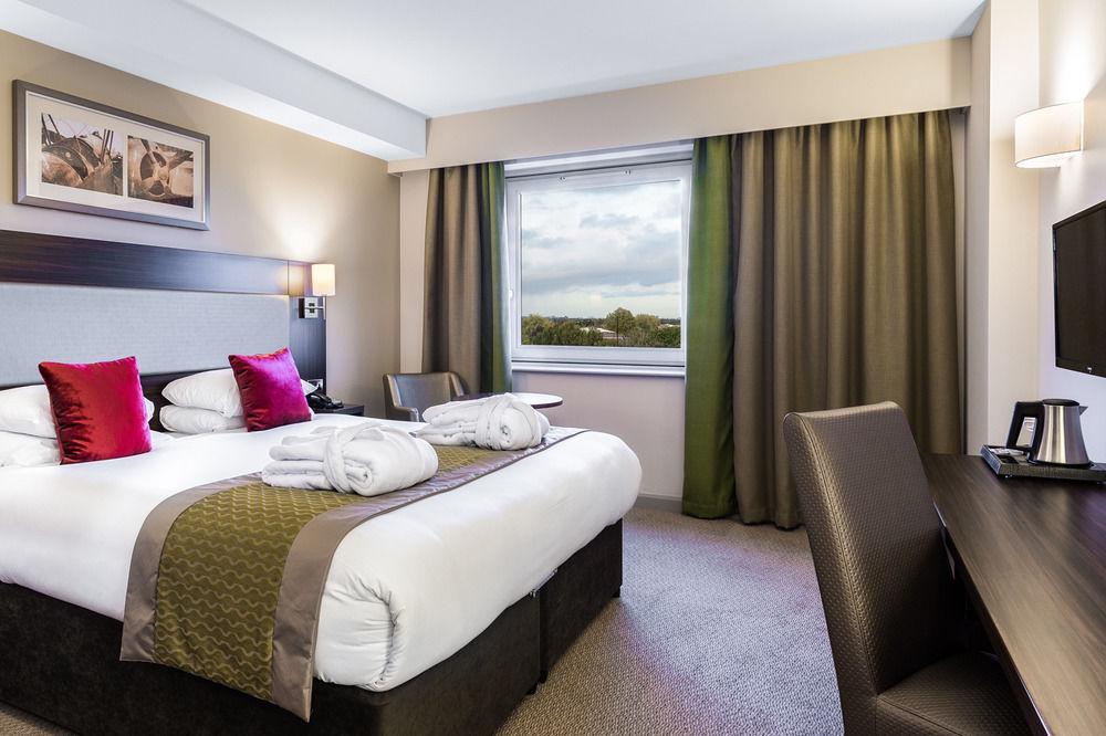 Heston Hyde Hotel Хаунслоу Екстериор снимка