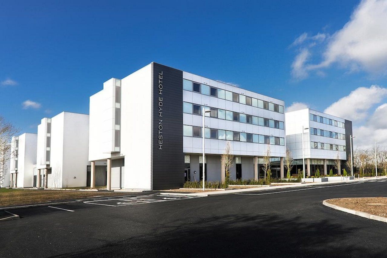 Heston Hyde Hotel Хаунслоу Екстериор снимка