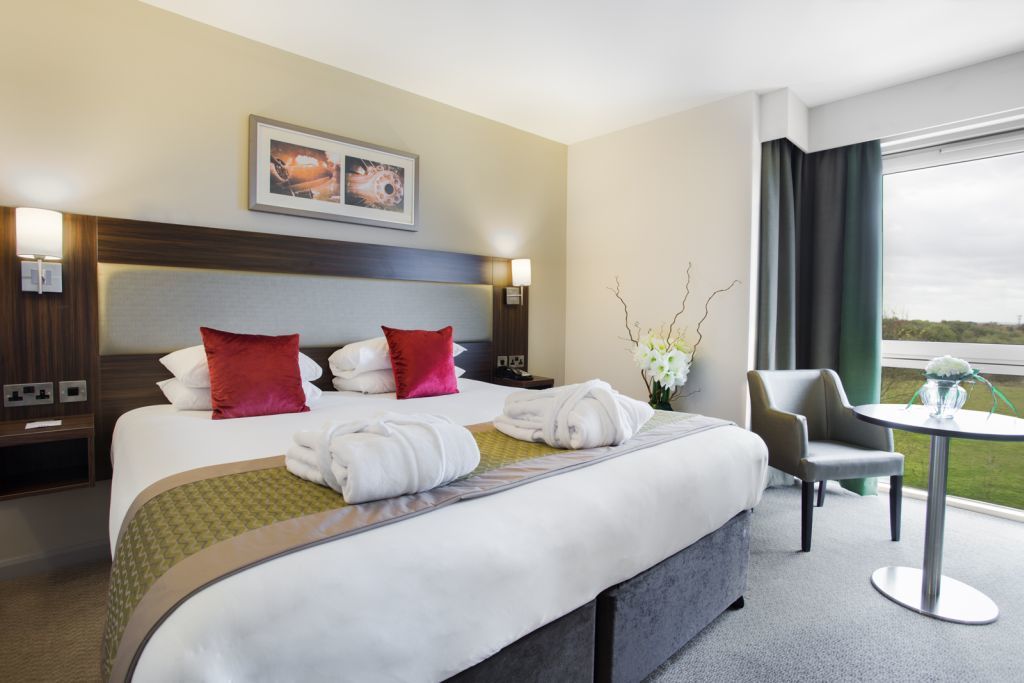 Heston Hyde Hotel Хаунслоу Екстериор снимка