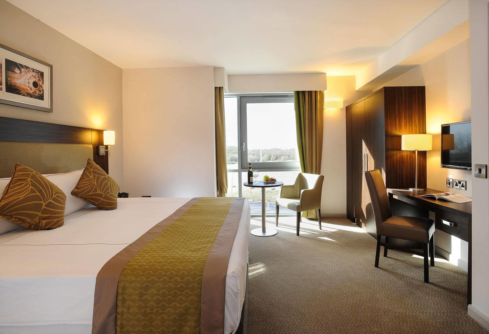 Heston Hyde Hotel Хаунслоу Екстериор снимка